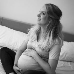 Aanstaande moeder tijdens een zwangerschapsfotoshoot op een rustige buitenlocatie, gefotografeerd in Waalwijk, Drunen, Kaatsheuvel, Tilburg of Breda.