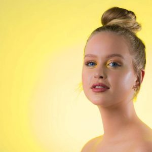 Professioneel portret van een vrouw in een buitenomgeving, gefotografeerd in Waalwijk, Drunen, Kaatsheuvel, Tilburg of Breda.