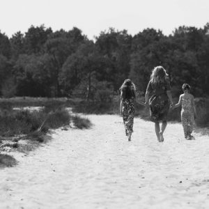 Familiepose in een natuurlijke omgeving, gefotografeerd in Waalwijk, Drunen, Kaatsheuvel, Tilburg of Breda.