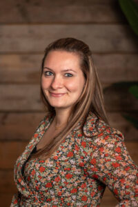 Professioneel portret van een vrouw in een buitenomgeving, gefotografeerd in Waalwijk, Drunen, Kaatsheuvel, Tilburg of Breda.